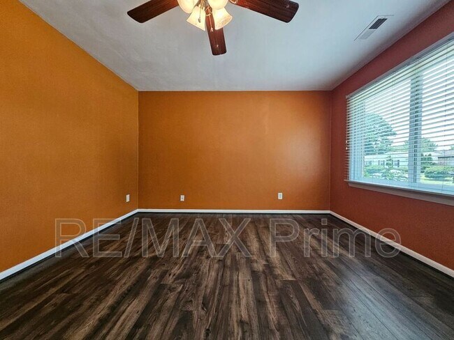 Foto del edificio - 3413 Newport Dr