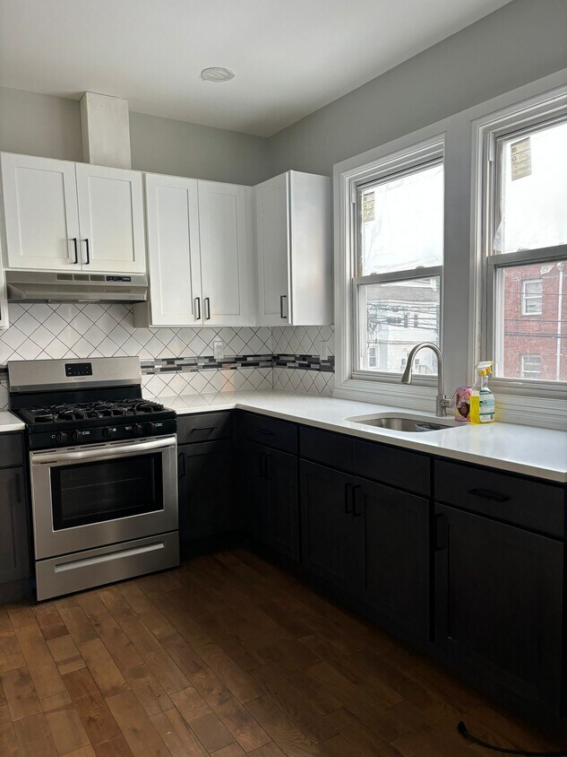 Foto principal - 649 Grove St
