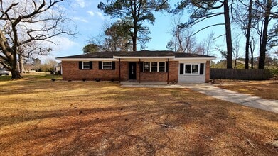 Building Photo - 215 Shamrock Dr