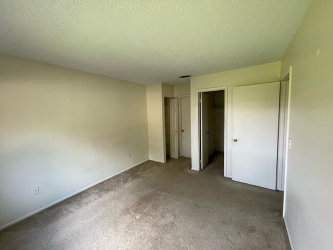 Foto del edificio - Large 1 bedroom Condo on Second Floor Over...