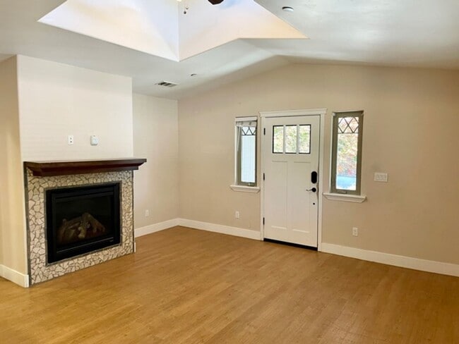 Building Photo - Newer and Upgraded 4 Bedroom 2 Bathroom near Cal Poly