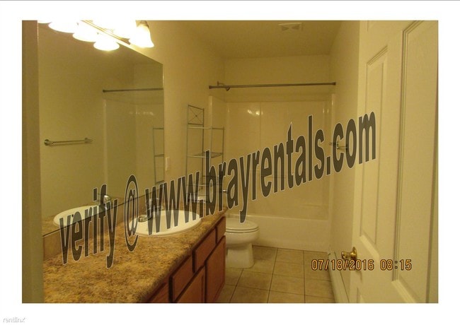 Building Photo - 3016 Oakwood Dr