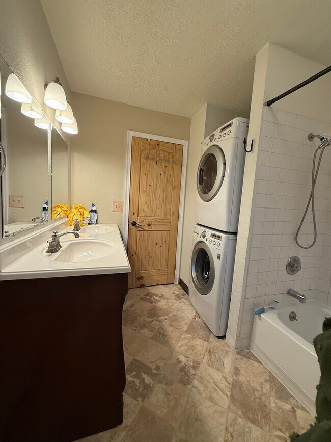 Foto del edificio - Adams Drive