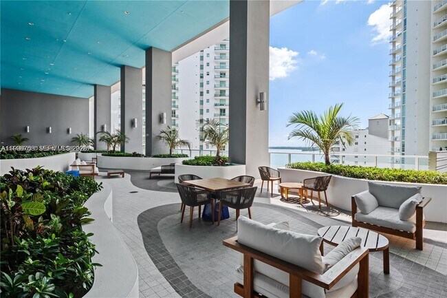 Foto del edificio - 1300 Brickell Bay Dr