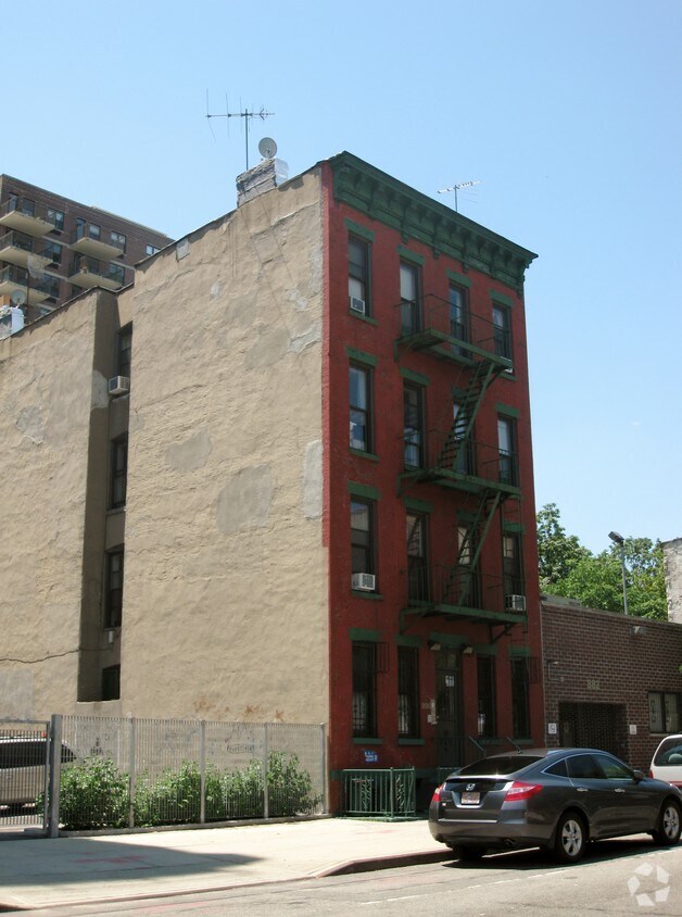 Building Photo - 890 Bergen St