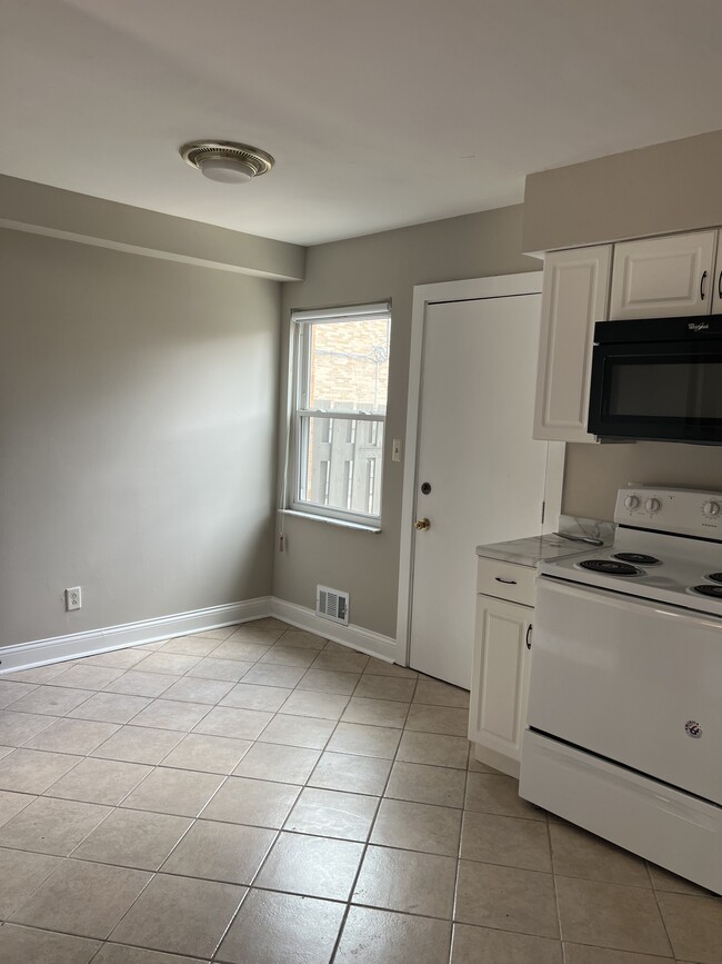 Cocina y comedor - 1746 Pine Tree St S