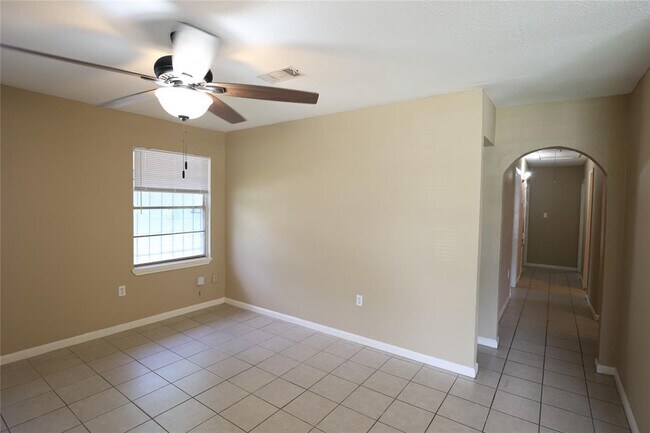 Building Photo - 5734 Lyndhurst Dr