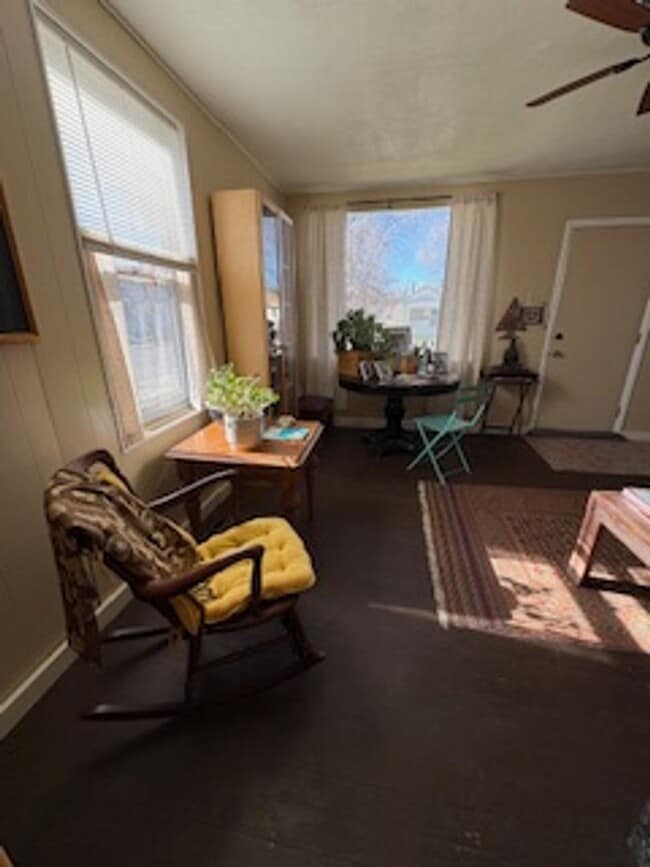 Building Photo - 2 Bedroom Single Family Home