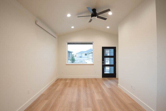 Building Photo - 1407 Windsor Dr