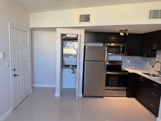 Building Photo - 2630 SW 28th St