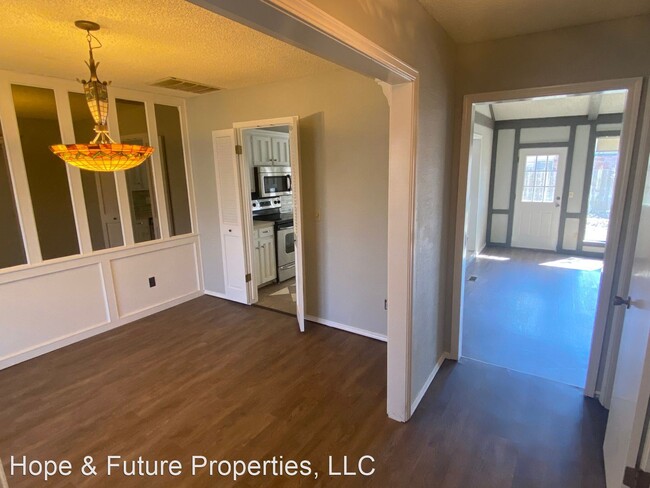 Building Photo - 4 br, 3 bath House - 2801 W Broadway Street