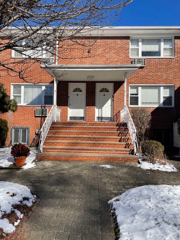 Primary Photo - 201 Oakdene Pl