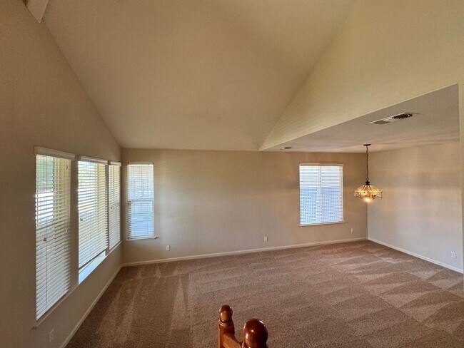 Foto del edificio - Beautiful 4 Bedroom / 3 Bath Lakes Discove...