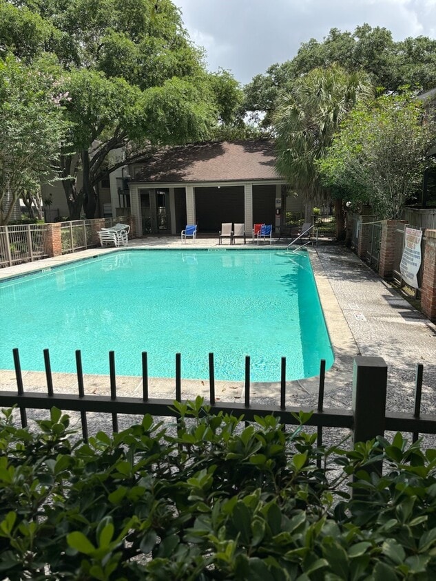 Foto del edificio - 9707 Richmond Ave