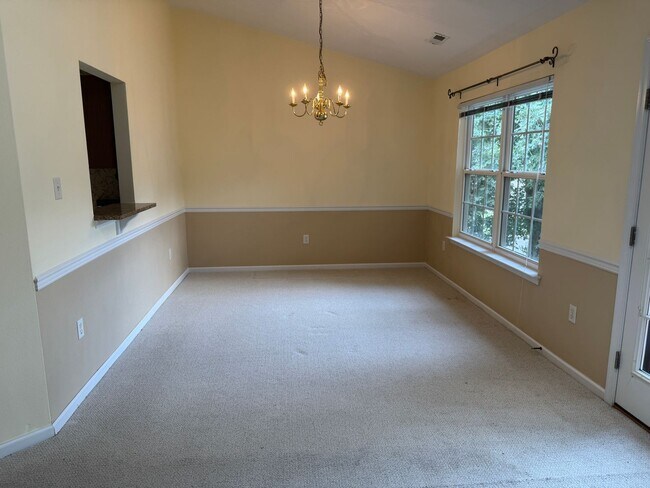 Foto del edificio - Location! 4 bedroom with garage convenient...
