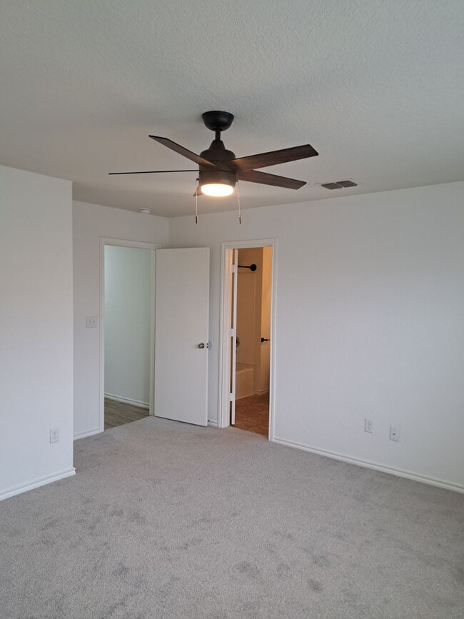 Building Photo - Modern 3-Bedroom Home Available Now!