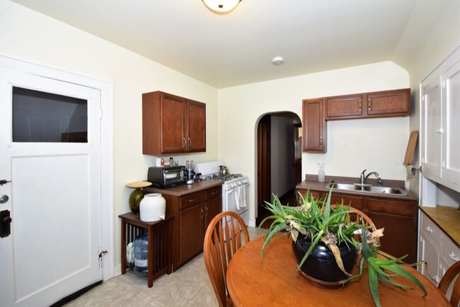 Building Photo - 1610 N 59th St