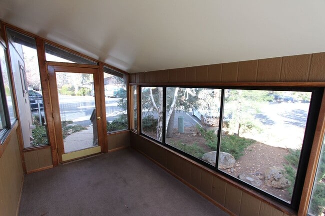 Foto del edificio - Eastside Country Club 3-Bed Townhome with Vaulted Ceilings