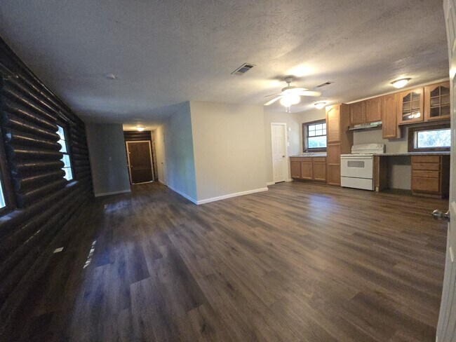 Building Photo - 1099 W Hall Ave