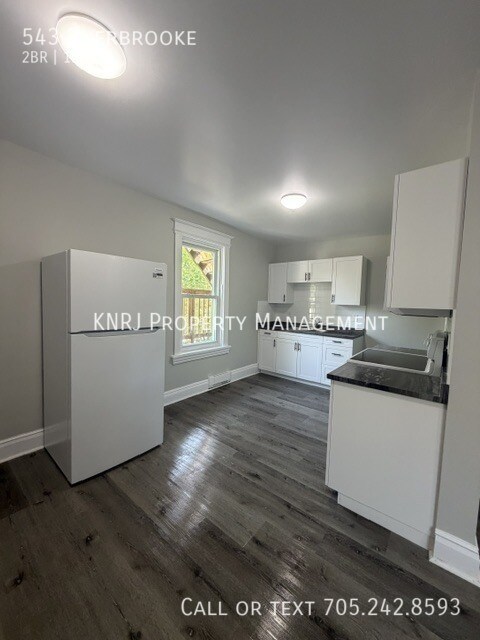 Photo du bâtiment - Three Large Two Bedroom Apartments for Rent