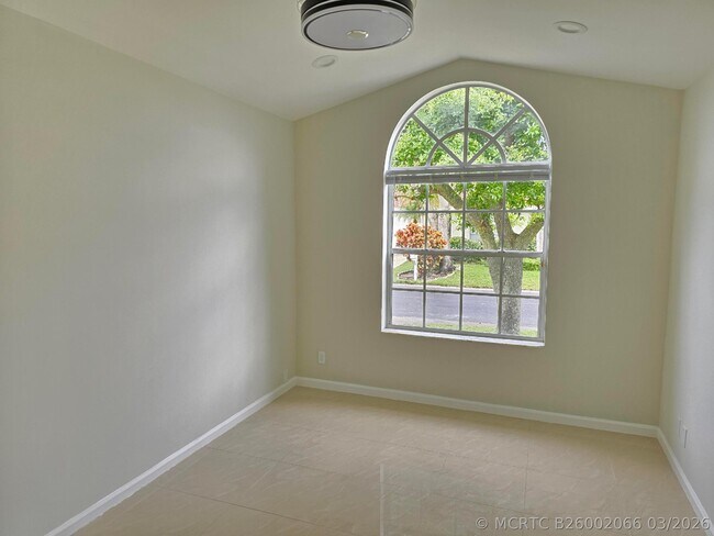 Building Photo - 1041 Fairfax Cir W