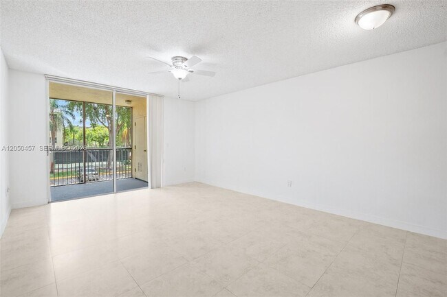 Foto del edificio - 8373 Lake Dr
