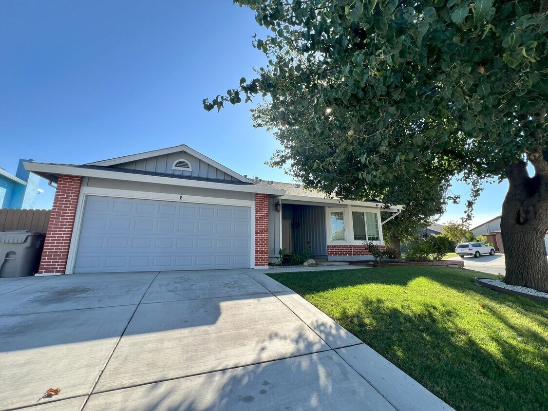Foto principal - Lovely 3 Bed 2 Bath Home in Sacramento