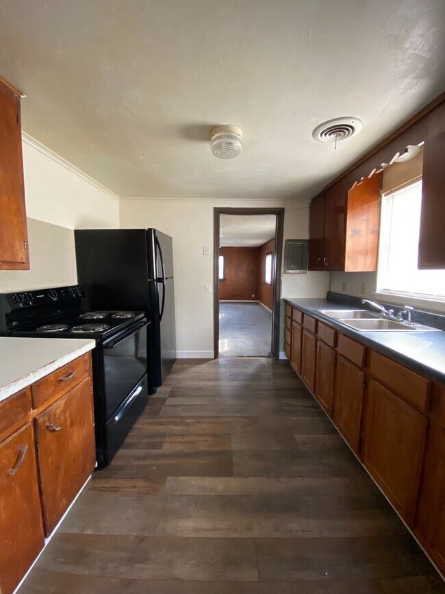 Foto del edificio - AVAILABLE NOW!