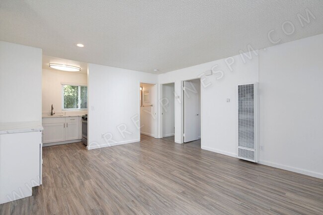 Foto del edificio - *OPEN HOUSE: 10/1 11:30AM-1PM* Gorgeous 2B...