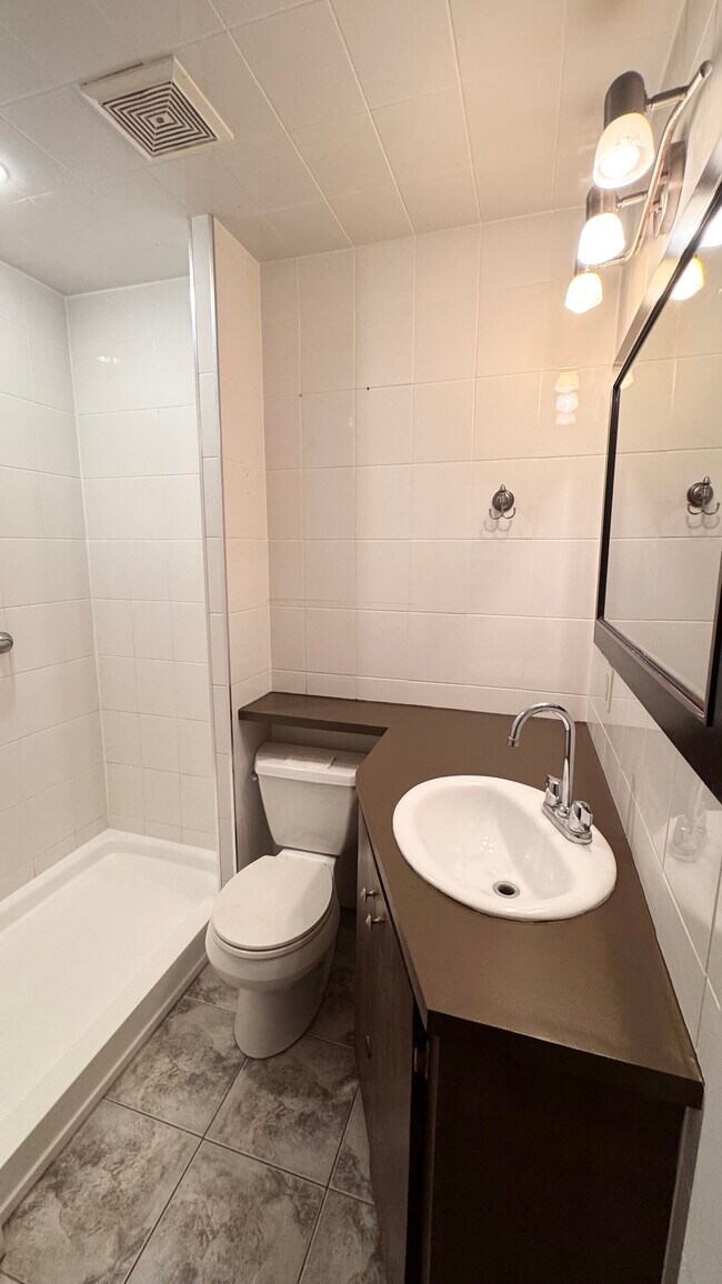 Building Photo - 11 Devitt Av S