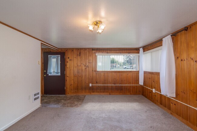 Building Photo - 2 Bed 1 Bath Home Located Less than a Minu...