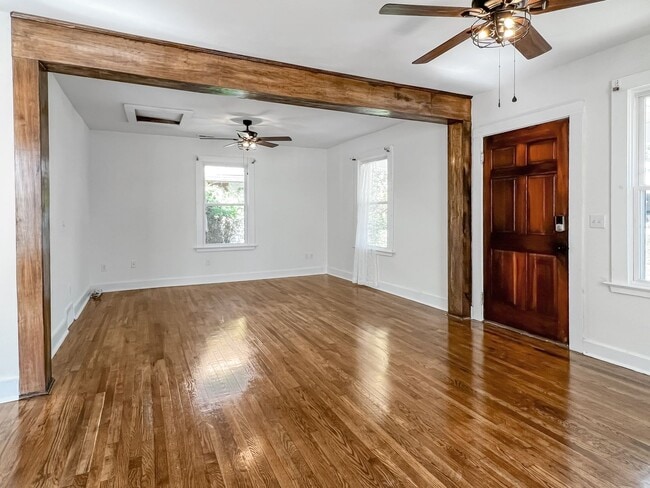 Building Photo - Renovated Oakwood Gem with Modern Amenitie...