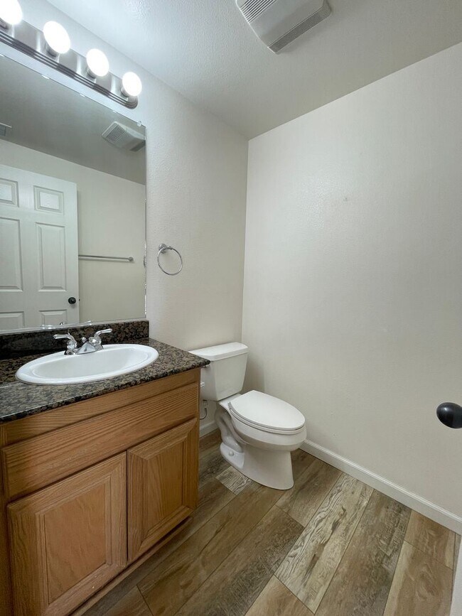 Building Photo - 4 br, 3.5 bath House - 1713 Skyview Dr.
