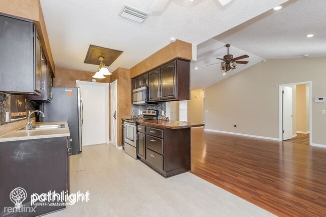 Building Photo - 2 br, 2 bath House - 916 Sunshine Way SW UNIT