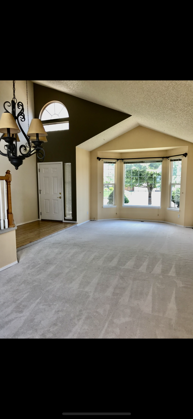 Giant living room and Dining room - 2830 Dristol Dr