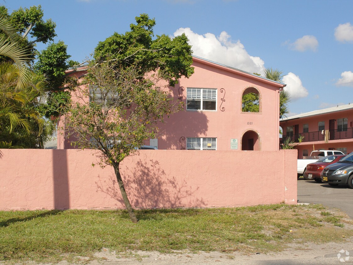 Building Photo - 1021 NE 3rd Ave