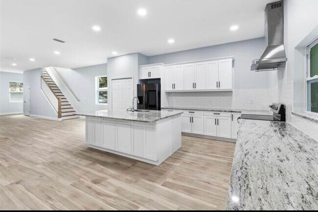 Nice Center Island, nuevo refrigerador y congelador, horno, campana extractora y triturador de basura - 3305 W Grace St