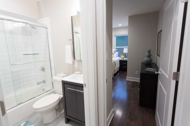 Interior Photo - 2337-2341 W Thompson St