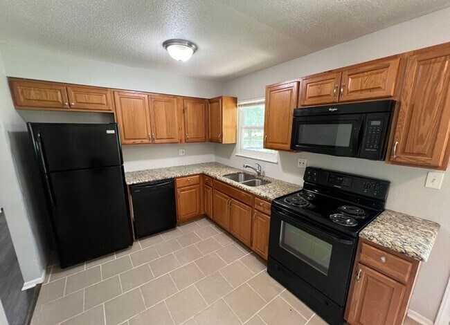 Foto del edificio - Charming 3 Bedroom Home with Finished Base...