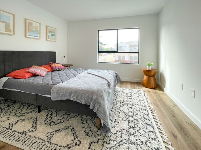 Bedroom with lots of light - 2811 Waverly Dr
