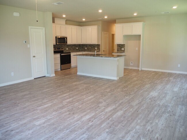 Building Photo - Like NEW 3 Bed 3 Bath Townhouse in Denton