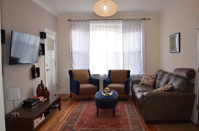 Photo - Lovely 2 bedroom in the heart of Ukrainian Village Apartment