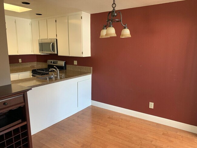 Building Photo - Updated 1 Bedroom 1 Bath Condo with Laundry and Garage