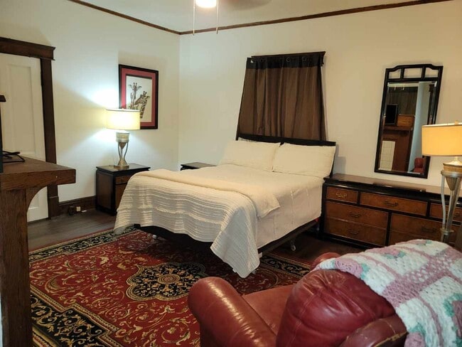 fully furnished limit 2 people - 504 Glover St