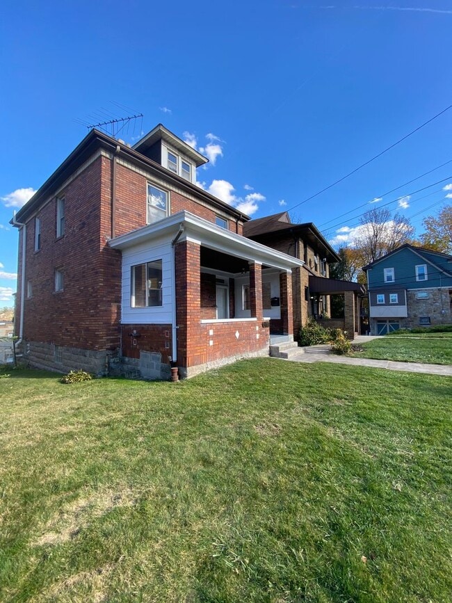 Building Photo - NEWLY RENOVATED 3 BEDROOM + OFFICE IN THE ...