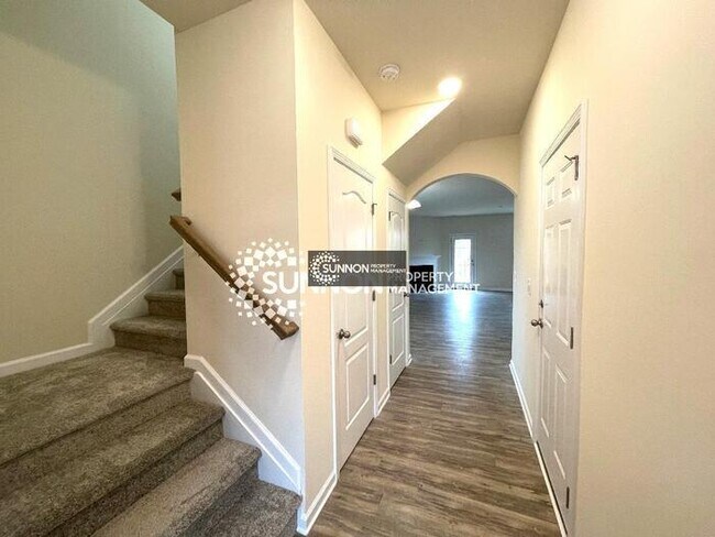 Foto del edificio - End Unit 3 BR 2.5 BA w/ Garage