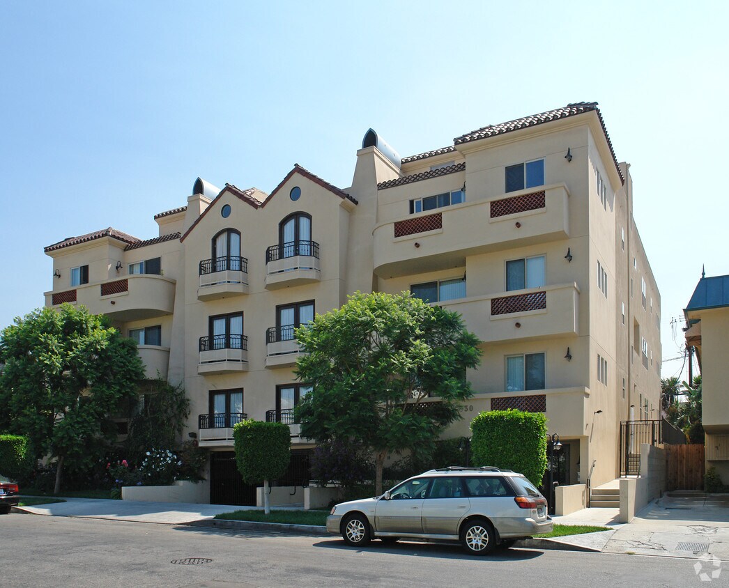Primary Photo - 832 N Alfred St