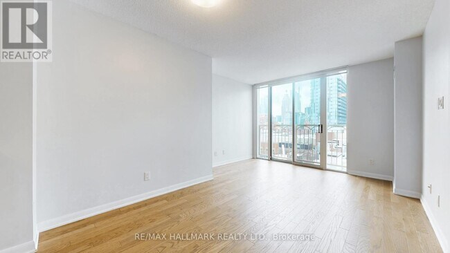 Building Photo - 313 Richmond St E