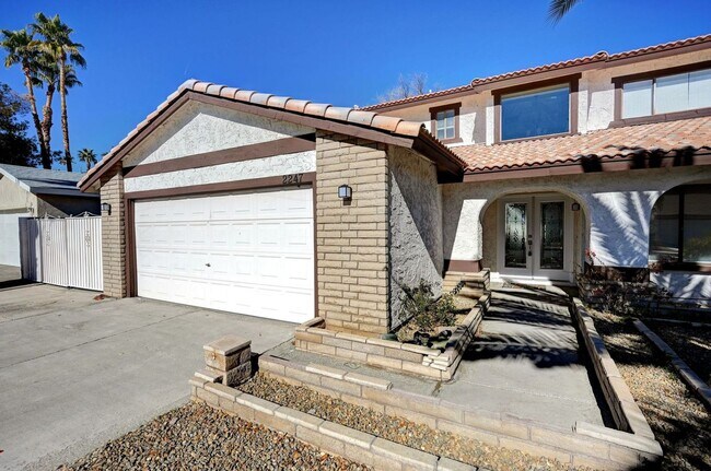 Foto del edificio - 4 bedroom fully furnished home with a pool!