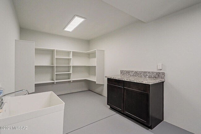 Building Photo - 2225 E Fort Lowell Rd